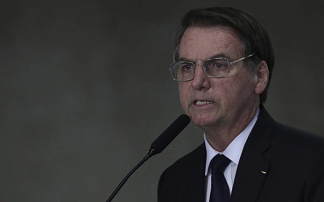 Le président brésilien Jair Bolsonaro pendant une cérémonie au palais présidentiel Planalto à Brasilia, au Brésil, le 25 mars 2019 (Crédit : AP Photo/Eraldo Peres) Le président brésilien Jair Bolsonaro pendant une cérémonie au palais présidentiel Planalto à Brasilia, au Brésil, le 25 mars 2019 (Crédit : AP Photo/Eraldo Peres)