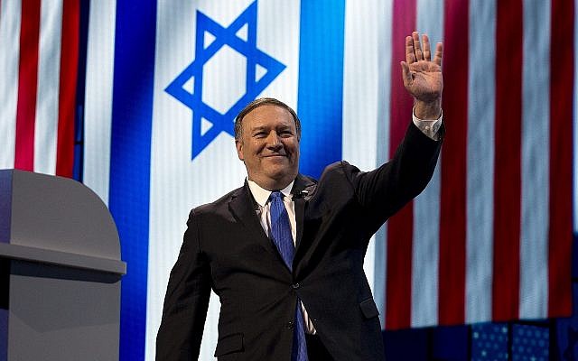 Le secrétaire d'État américain Mike Pompeo salue le public lors de son discours à la conférence de 2019 de l'American Israel Public Affairs Committee (AIPAC), au Washington Convention Center, à Washington, le lundi 25 mars 2019. (AP Photo/Jose Luis Magana) Le secrétaire d'État américain Mike Pompeo salue le public lors de son discours à la conférence de 2019 de l'American Israel Public Affairs Committee (AIPAC), au Washington Convention Center, à Washington, le lundi 25 mars 2019. (AP Photo/Jose Luis Magana)