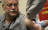 Steve Sierzega se fait vacciner contre la rougeole,; les oreillons et la rubéole au département de la santé du comté de Rockland, à Pomona, à New York, le 27 mars 2019 (Crédit : AP Photo/Seth Wenig)
