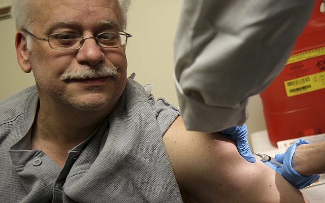 Steve Sierzega se fait vacciner contre la rougeole,; les oreillons et la rubéole au département de la santé du comté de Rockland, à Pomona, à New York, le 27 mars 2019 (Crédit : AP Photo/Seth Wenig) Steve Sierzega se fait vacciner contre la rougeole,; les oreillons et la rubéole au département de la santé du comté de Rockland, à Pomona, à New York, le 27 mars 2019 (Crédit : AP Photo/Seth Wenig)
