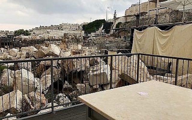 Vue sur le petit espace de prière égalitaire au mur Occidental à l’Arche de Robinson, avril 2018. (Amanda Borschel-Dan/ToI) Vue sur le petit espace de prière égalitaire au mur Occidental à l’Arche de Robinson, avril 2018. (Amanda Borschel-Dan/ToI)