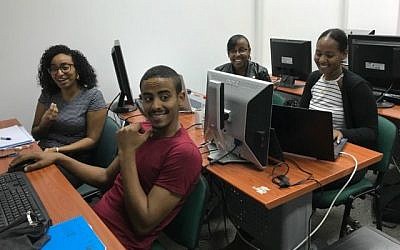 Des étudiants de Tech-Career qui cherchent à intégrer des start-up en Israël 
(Shoshanna Solomon/Times of Israel)
