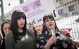 Les sœurs australiennes Nicole Meyer, (à gauche), et Dassi Erlich (à droite) participant à une manifestation devant le tribunal de Jérusalem lors de l'audience d'extradition de Malka Leifer, une ancienne directrice d'école de filles recherchée pour abus sexuels en Australie,  le 13 mars 2019. (Crédit : Yonatan Sindel/Flash90)
