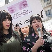 Les sœurs australiennes Nicole Meyer, (à gauche), et Dassi Erlich (à droite) participant à une manifestation devant le tribunal de Jérusalem lors de l'audience d'extradition de Malka Leifer, une ancienne directrice d'école de filles recherchée pour abus sexuels en Australie,  le 13 mars 2019. (Crédit : Yonatan Sindel/Flash90)