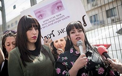 Les sœurs australiennes Nicole Meyer, (à gauche), et Dassi Erlich (à droite) participant à une manifestation devant le tribunal de Jérusalem lors de l'audience d'extradition de Malka Leifer, une ancienne directrice d'école de filles recherchée pour abus sexuels en Australie,  le 13 mars 2019. (Crédit : Yonatan Sindel/Flash90)