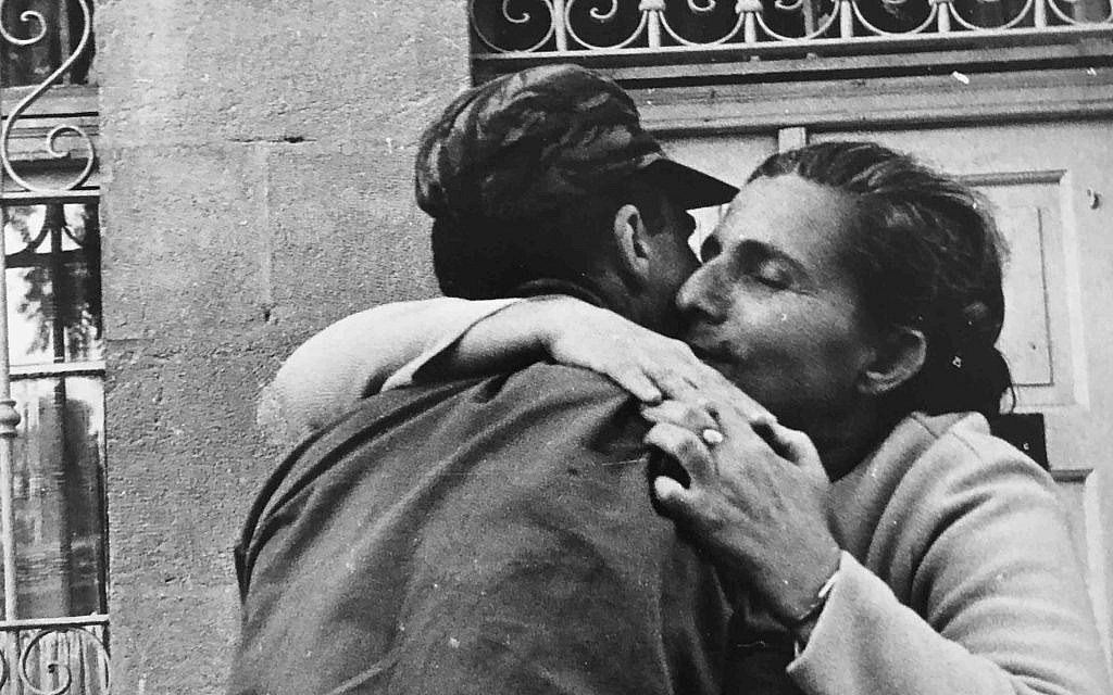 Rencontre impromptue dans la rue Geula entre un soldat et sa mère, Jérusalem, juin 1967. © Micha Bar-Am / Magnum Photos / Courtesy CLAIRbyKahn