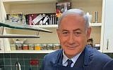 Le Premier ministre Benjamin Netanyahu fait cuire un oeuf dans une vidéo de campagne (Copie d'écran via Facebook).