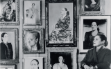 Helena Rubinstein pose devant ses portraits peints par Salvador Dali, Marie Laurencin, Candido Portinari, Graham Sutherland, Pavel Tchelitchew, etc... New York, années 1940-1950 Paris, Archives Helena Rubinstein - L'Oréal © ADAGP, Paris, 2019