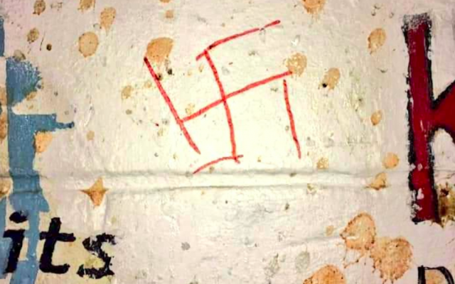 Des tags haineux et des croix gammées ont été retrouvés sur les murs du campus de l’Université catholique de Louvain-la-Neuve, le 19 mars 2019. (Crédit photo : capture d'écran photo d'Anaïs De Munck/Twitter)