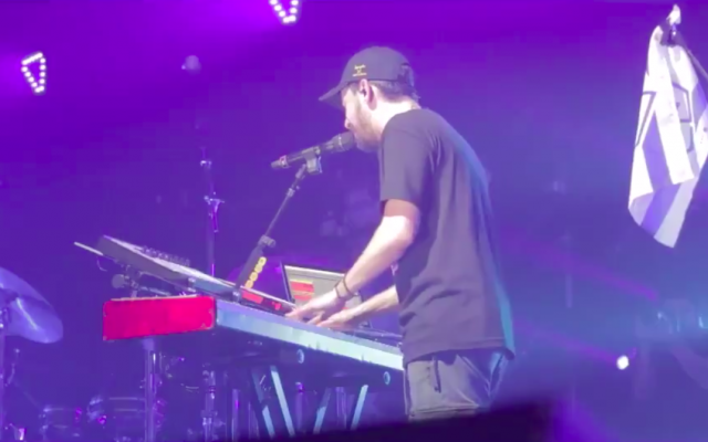 Mike Shinoda du groupe Linkin Park en concert à Tel Aviv avec sur scène un drapeau israélien. (Crédit photo : capture d'écran Twitter)