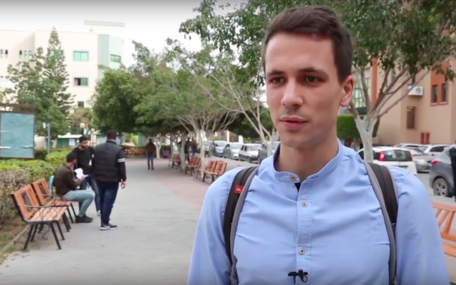 L'étudiant italien Riccardo Corradini, en échange Erasmus à l'Université islamique de Gaza. (Crédit photo : Capture d’écran YouTube/Università di Siena)