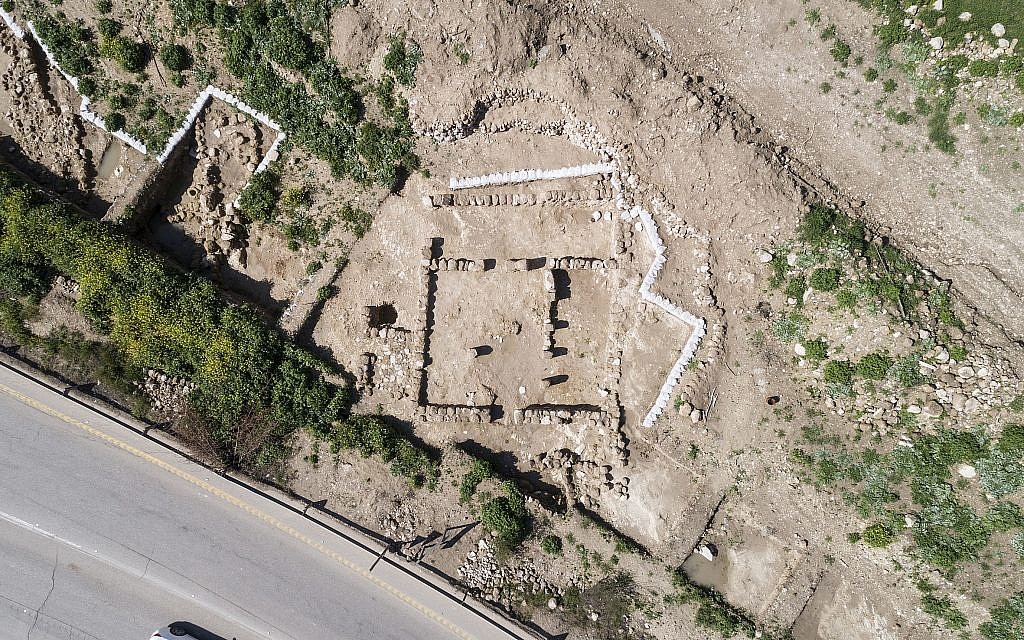 Vue aérienne d'une structure impressionnante de quatre pièces datant de l'ère biblique découverte pendant des fouilles sauvages à Tel Beit Shemesh.  (Autorisation : Autorité israélienne des Antiquités, photographie : Tal Rogovsky)