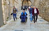 Un utilisateur de fauteuil roulant expérimente les rues désormais adaptées aux fauteuils roulants dans la Vieille ville de Jérusalem, dans le cadre d'un projet de 20 million de shekels (5 millions d'euros) s'étendant dans quatre kilomètres de rues de la Vieille ville (Crédit : autorisation de la municipaité de Jérusalem)