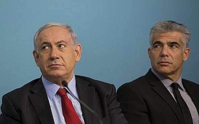 Le Premier ministre Benjamin Netanyahu (à gauche) et le ministre des Finances de l'époque Yair Lapid assistent à une cérémonie de signature au Cabinet du Premier ministre à Jérusalem le 23 septembre 2014. (Noam Revkin Fenton/Flash90) Le Premier ministre Benjamin Netanyahu (à gauche) et le ministre des Finances de l'époque Yair Lapid assistent à une cérémonie de signature au Cabinet du Premier ministre à Jérusalem le 23 septembre 2014. (Noam Revkin Fenton/Flash90)