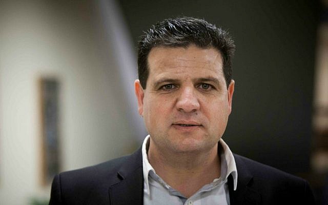 Le dirigeant de Hadash, Ayman Odeh, à la Knesset, le 28 janvier 2015. (Yonatan Sindel/Flash90)