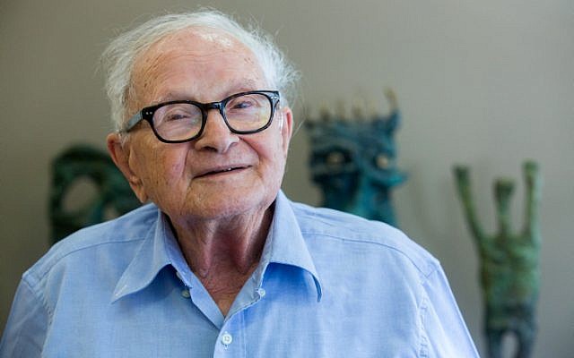 Le politicien israélien et ancien agent des Renseignements Rafi Eitan, le 18 août 2015 (Crédit : Miriam Alster/FLASH90) Le politicien israélien et ancien agent des Renseignements Rafi Eitan, le 18 août 2015 (Crédit : Miriam Alster/FLASH90)
