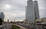Les voies ferrées et l'autoroute Ayalon dans le centre de Tel Aviv, avec les tours Azrieli en toile de fond, le 18 décembre 2017. (Miriam Alster/Flash90)
