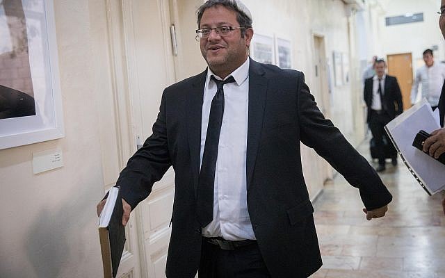 L'avocat Itamar Ben Gvir arrive au tribunal de première instance de Jérusalem, le 29 octobre 2018. (Yonatan Sindel/Flash90) L'avocat Itamar Ben Gvir arrive au tribunal de première instance de Jérusalem, le 29 octobre 2018. (Yonatan Sindel/Flash90)