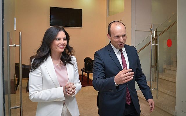 La ministre de la Justice Ayelet Shaked, à gauche, et le ministre de l'Education Naftali Bennett lors de l'annonce de leur nouvelle formation HaYamin HAHadash au cours d'une conférence de presse à Tel Aviv, le 29 décembre 2018 (Crédit : Yossi Zeliger/Flash90) La ministre de la Justice Ayelet Shaked, à gauche, et le ministre de l'Education Naftali Bennett lors de l'annonce de leur nouvelle formation HaYamin HAHadash au cours d'une conférence de presse à Tel Aviv, le 29 décembre 2018 (Crédit : Yossi Zeliger/Flash90)