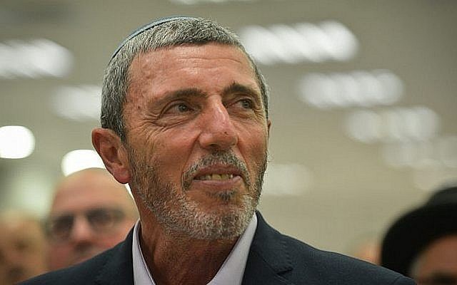 Rafi Peretz, chef de l'Union des partis de droite, lors d'un événement politique à Petah Tikva, le 20 février 2019 (Crédit : Yehuda Haim/Flash90) Rafi Peretz, chef de l'Union des partis de droite, lors d'un événement politique à Petah Tikva, le 20 février 2019 (Crédit : Yehuda Haim/Flash90)
