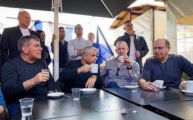 De gauche à droite : les dirigeants de Kakhol lavan Gabi Ashkenazi, Yair Lapid, Benny Gantz et Moshe Yaalon visitent un centre commercial dans la ville portuaire d'Ashdod, le 8 mars 2019. (Crédit : Flash90)
