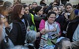 Les membres du groupe de prière des Femmes du mur prient alors que des milliers d'ultra-orthodoxes manifestent contre elles au mur occidental, dans la Vieille Ville de Jérusalem, le 8 mars 2019 (Crédit : Hadas Parush/Flash90)