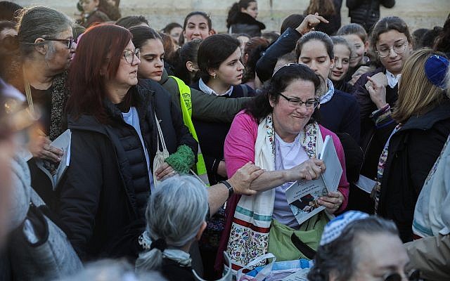 Les membres du groupe de prière des Femmes du mur prient alors que des milliers d'ultra-orthodoxes manifestent contre elles au mur occidental, dans la Vieille Ville de Jérusalem, le 8 mars 2019 (Crédit : Hadas Parush/Flash90) Les membres du groupe de prière des Femmes du mur prient alors que des milliers d'ultra-orthodoxes manifestent contre elles au mur occidental, dans la Vieille Ville de Jérusalem, le 8 mars 2019 (Crédit : Hadas Parush/Flash90)