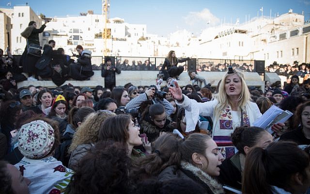 Les membres du groupe de prière des Femmes du mur prient alors que des milliers d'ultra-orthodoxes manifestent contre elles au mur occidental, dans la Vieille Ville de Jérusalem, le 8 mars 2019 (Crédit : Hadas Parush/Flash90) Les membres du groupe de prière des Femmes du mur prient alors que des milliers d'ultra-orthodoxes manifestent contre elles au mur occidental, dans la Vieille Ville de Jérusalem, le 8 mars 2019 (Crédit : Hadas Parush/Flash90)
