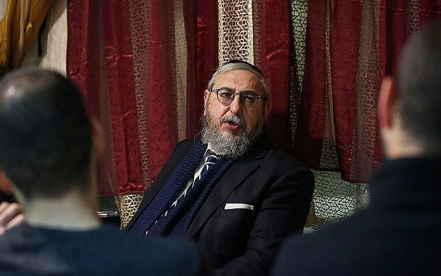 Le numéro deux du parti Zehut, le rabbin Haim Amsalem, s'adresse aux électeurs potentiels à Safed, le 9 mars 2019. (David Cohen/Flash90)