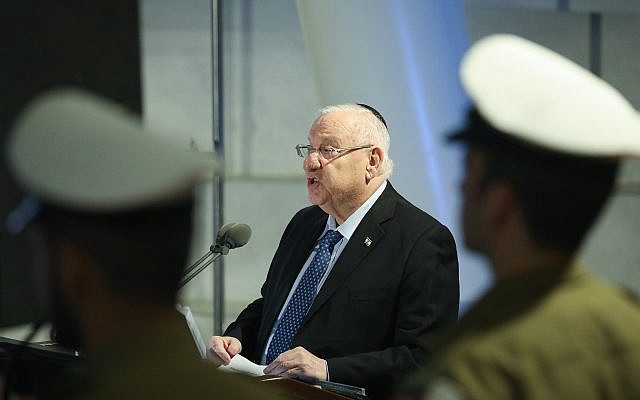 Le Président Reuven Rivlin lors d'une cérémonie en l'honneur des soldats israéliens morts au combat au cimetière militaire du Mont Herzl à Jérusalem, le 14 mars 2019. (Noam Revkin Fenton/Flash90) Le Président Reuven Rivlin lors d'une cérémonie en l'honneur des soldats israéliens morts au combat au cimetière militaire du Mont Herzl à Jérusalem, le 14 mars 2019. (Noam Revkin Fenton/Flash90)
