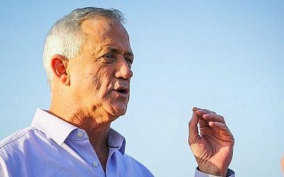 Le leader du parti Kakhol lavan Benny Gantz lors d'une conférence de presse au kibboutz Nahal Oz, dans le sud d'Israël, le 15 mars 2019 (Crédit : Flash90)