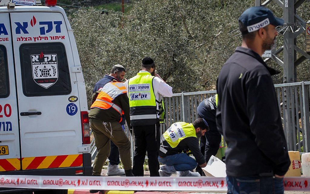 Les forces de sécurité israéliennes sur les lieux d'une attaque terroriste meurtrière près du carrefour de Gitia en Cisjordanie, le 17 mars 2019. (Flash90)