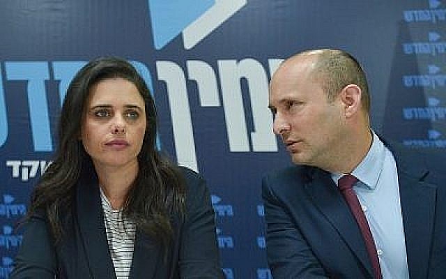 Les co-dirigeants de HaYamin HaHadash Ayelet Shaked et Naftali Bennett lors d'une conférence de presse à Tel Aviv, le 17 mars 2019. (Crédit : Flash90) Les co-dirigeants de HaYamin HaHadash Ayelet Shaked et Naftali Bennett lors d'une conférence de presse à Tel Aviv, le 17 mars 2019. (Crédit : Flash90)
