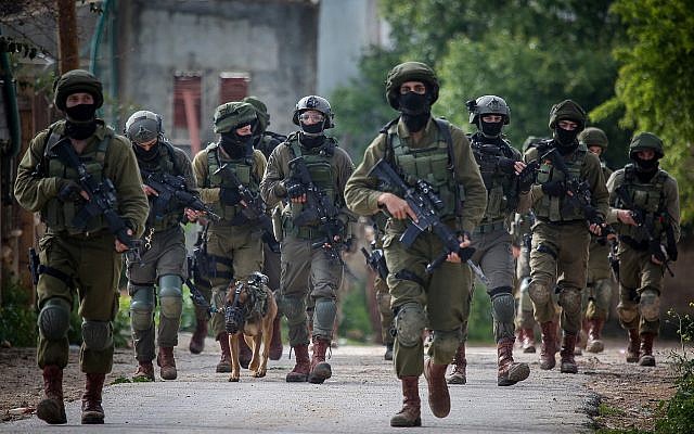 Des soldats israéliens effectuent un raid dans le village de Bruqin près de la ville de Salfit en Cisjordanie, le 17 mars 2019. (Flash90) Des soldats israéliens effectuent un raid dans le village de Bruqin près de la ville de Salfit en Cisjordanie, le 17 mars 2019. (Flash90)