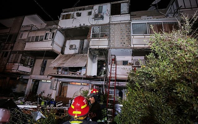 L'immeuble où un balcon s'est effondré après l'explosion d'une bonbonne de gaz à Ashkelon, le 17 mars 2019. (Crédit : Shunem Halevi/Flash90)