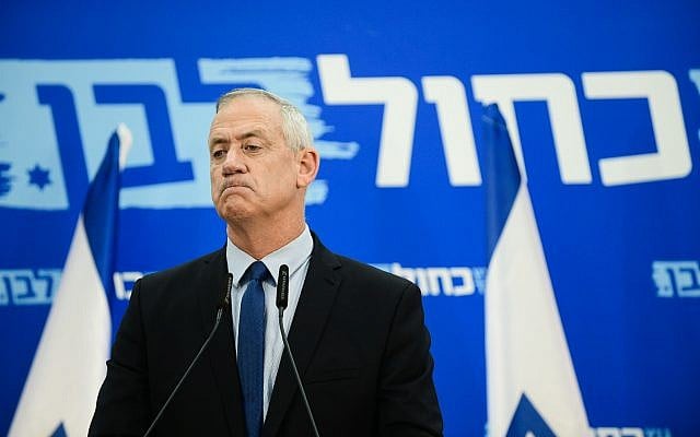Benny Gantz, leader du parti Khakol lavan, durant une réunion de sa formation à Tel Aviv, le 20 mars 2019 (Crédit : Tomer Neuberg/Flash90) Benny Gantz, leader du parti Khakol lavan, durant une réunion de sa formation à Tel Aviv, le 20 mars 2019 (Crédit : Tomer Neuberg/Flash90)