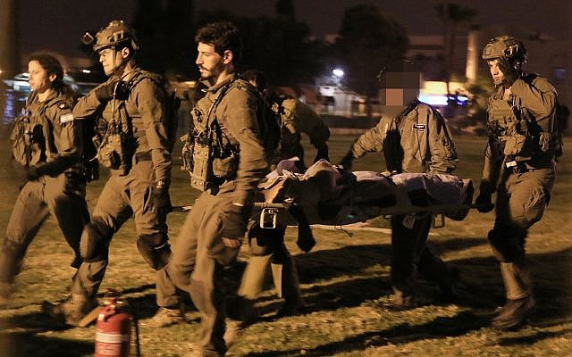 Des soldats israéliens évacuent un gardien blessé des Services pénitentiaires d'Israël vers l'hôpital Soroka de Beer Sheva, le 24 mars 2019. (Crédit : Meir Even Haim/Flash90)