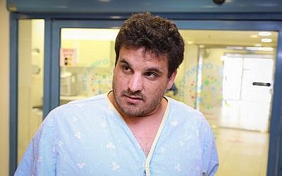 Daniel Wolf, un membre de la famille dont le domicile dans le moshav israélien de Mishmeret, dans le centre du pays, a été détruit lors d'une attaque à la roquette sur Gaza le 25 mars 2019, blessant sept personnes, s'est entretenu avec des journalistes à l'extérieur de l'aile pédiatrique de l'hôpital Meir de Kfar Saba. ses filles figuraient parmi celles qui avaient été soignées pour leurs blessures lors de l'attaque. (Crédit : Flash90)