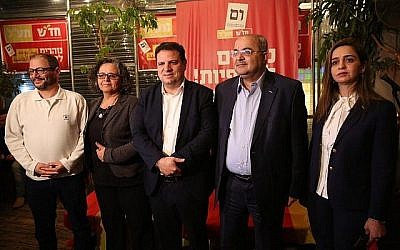 Des responsables d'Hadash et Taal lors d'un événement de campagne en hébreu à Tel Aviv le 13 mars 2019. (Crédit : Hadash-Ta'al)