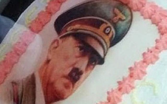 Un portrait d'Adolf Hitler sur un gateau d'anniversaire en Italie, le 27 janvier 2019.
(Centre Simon Wiesenthal) Un portrait d'Adolf Hitler sur un gateau d'anniversaire en Italie, le 27 janvier 2019.
(Centre Simon Wiesenthal)