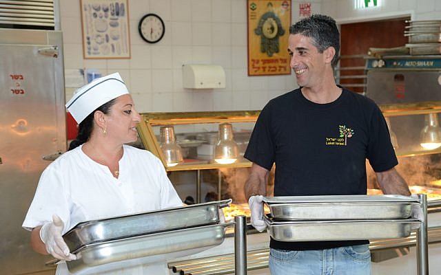 Leket Israel a collecté 2,2 millions de plats cuisinés au sein des institutions en 2018 pour les donner aux soupes populaires et aux organisations caritatives dans tout Israël (Autorisation : Leket Israel) Leket Israel a collecté 2,2 millions de plats cuisinés au sein des institutions en 2018 pour les donner aux soupes populaires et aux organisations caritatives dans tout Israël (Autorisation : Leket Israel)