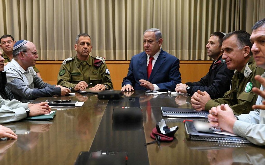 Le Premier ministre Benjamin Netanyahu (en haut à droite) rencontre des responsables de la sécurité à la Kirya, le quartier général de l'armée israélienne à Tel Aviv, le 14 mars 2019. (Ariel Hermoni / Ministère de la Défense)