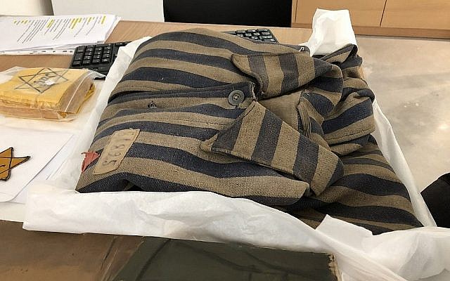 Un uniforme de prisonniers donnés par la famille d'un survivant de la Shoah qui avait refait sa vie à Tel Aviv, au musée de Yad Vashem de Jérusalem, le 18 décembre 2018 (Crédit :Amanda Borschel-Dan/Times of Israel) Un uniforme de prisonniers donnés par la famille d'un survivant de la Shoah qui avait refait sa vie à Tel Aviv, au musée de Yad Vashem de Jérusalem, le 18 décembre 2018 (Crédit :Amanda Borschel-Dan/Times of Israel)