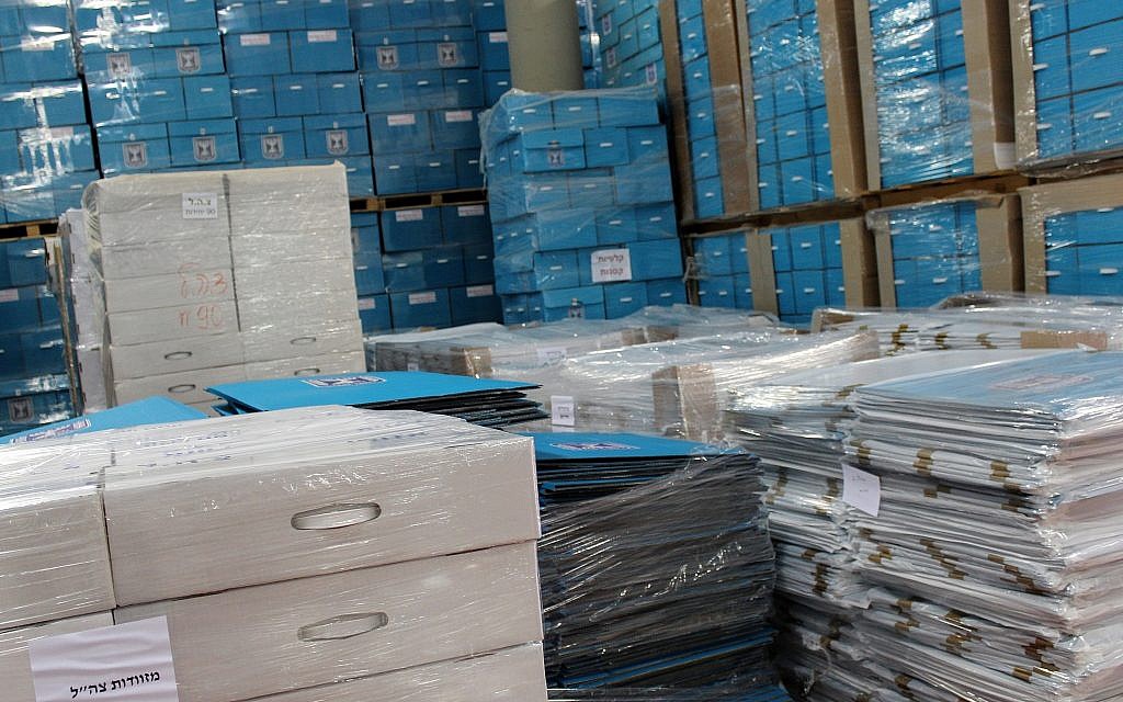 Le matériel de vote de la commission centrale électorale sera envoyé aux bureaux de vote avant le jour du scrutin, le 6 mars 2019. (Raoul Wootliff/Times of Israel) Le matériel de vote de la commission centrale électorale sera envoyé aux bureaux de vote avant le jour du scrutin, le 6 mars 2019. (Raoul Wootliff/Times of Israel)