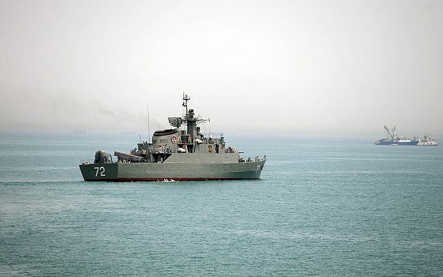 Illustration : Le navire iranien Elbrouz, au premier plan, s'apprête à quitter les eaux iraniennes dans le Détroit d’Ormuz, sur cette photo qui a été publiée par l’Agence d’information semi-officielle Fars le 7 avril 2015. (Crédit : Agence d'information Fars Mahdi Marizad/AP) Illustration : Le navire iranien Elbrouz, au premier plan, s'apprête à quitter les eaux iraniennes dans le Détroit d’Ormuz, sur cette photo qui a été publiée par l’Agence d’information semi-officielle Fars le 7 avril 2015. (Crédit : Agence d'information Fars Mahdi Marizad/AP)
