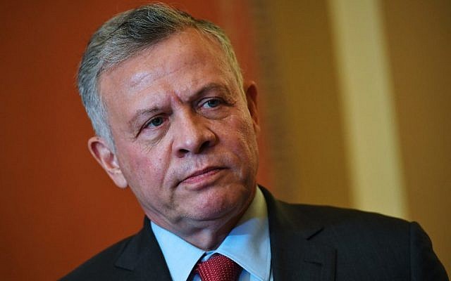 Le roi de Jordanie Abdallah II regarde la présidente de la Chambre des représentants Nancy Pelosi (pas sur la photo) s'exprimer avant leur rencontre au Capitole à Washington le 13 mars 2019.
(Mandel Ngan/AFP) Le roi de Jordanie Abdallah II regarde la présidente de la Chambre des représentants Nancy Pelosi (pas sur la photo) s'exprimer avant leur rencontre au Capitole à Washington le 13 mars 2019.
(Mandel Ngan/AFP)