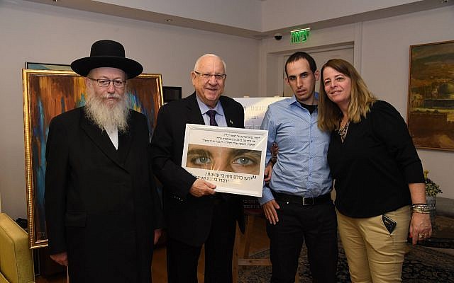 Le président Rivlin a participé à la Journée mondiale de sensibilisation à l'autisme, ce dimanche 24 mars, ici en compagnie du ministre de la Santé Yaakov Litzman. (Crédit photo : Haim Zach / GPO) Le président Rivlin a participé à la Journée mondiale de sensibilisation à l'autisme, ce dimanche 24 mars, ici en compagnie du ministre de la Santé Yaakov Litzman. (Crédit photo : Haim Zach / GPO)