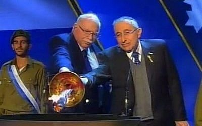Le rabbin Marvin Hier (à droite) et Michael Steinhardt allument l'une des torches à la cérémonie du Jour de l'Indépendance d'Israël au mont Herzl, le 1 mai 2017 (Twitter).