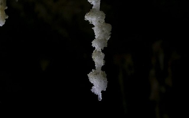 Gros plan d'un stalactite de sel dans la grotte de Mlham, le 27 mars 2019. (Crédit :Johanna Chisholm/Times of Israel)
