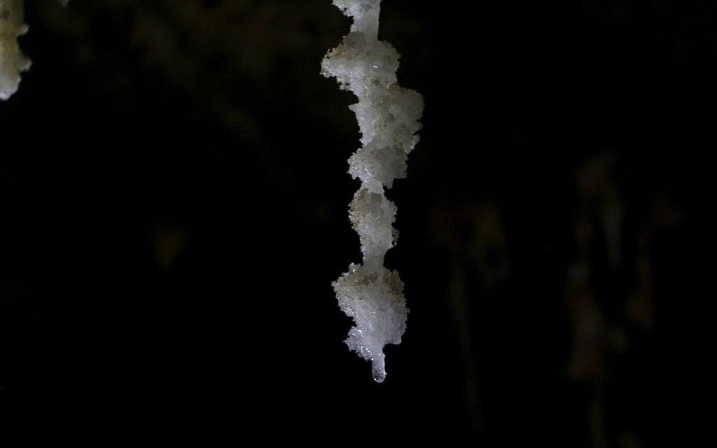 Gros plan d'un stalactite de sel dans la grotte de Mlham, le 27 mars 2019. (Crédit :Johanna Chisholm/Times of Israel)